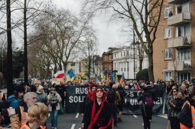 Londra - İngiltere - 2025.02.22 Destekçiler, Rusya 'nın tam ölçekli Ukrayna işgali olarak üçüncü yıldönümü münasebetiyle düzenlenen gösteride
