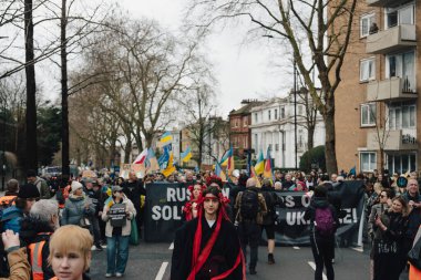 Londra - İngiltere - 2025.02.22 Destekçiler, Rusya 'nın tam ölçekli Ukrayna işgali olarak üçüncü yıldönümü münasebetiyle düzenlenen gösteride