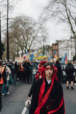 Londra - İngiltere - 2025.02.22 Destekçiler, Rusya 'nın tam ölçekli Ukrayna işgali olarak üçüncü yıldönümü münasebetiyle düzenlenen gösteride