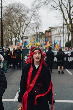 Londra - İngiltere - 2025.02.22 Destekçiler, Rusya 'nın tam ölçekli Ukrayna işgali olarak üçüncü yıldönümü münasebetiyle düzenlenen gösteride