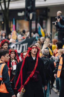 Londra - İngiltere - 2025.02.22 Destekçiler, Rusya 'nın tam ölçekli Ukrayna işgali olarak üçüncü yıldönümü münasebetiyle düzenlenen gösteride
