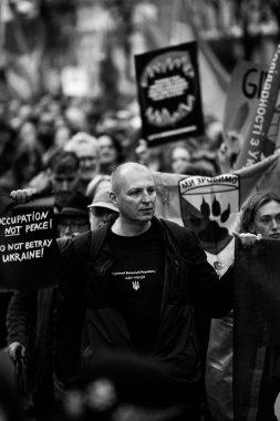 Londra - İngiltere - 2025.02.22 Ukrayna 'nın tam ölçekli işgalinin üçüncü yıldönümü münasebetiyle düzenlenen gösteride bayrakları ve bayrakları olan insanlar