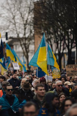 Londra - İngiltere - 2025.02.22 Ukrayna 'nın tam ölçekli işgalinin üçüncü yıldönümü münasebetiyle düzenlenen gösteride bayrakları ve bayrakları olan insanlar