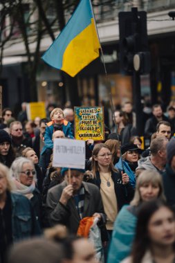 Londra - İngiltere - 2025.02.22 Ukrayna 'nın tam ölçekli işgalinin üçüncü yıldönümü münasebetiyle düzenlenen gösteride bayrakları ve bayrakları olan insanlar