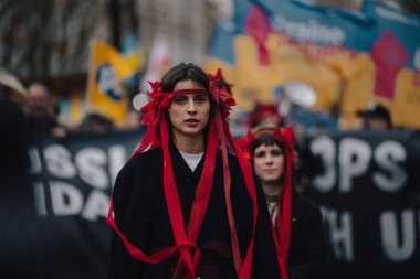 Londra - İngiltere - 2025.02.22 Destekçiler, Rusya 'nın tam ölçekli Ukrayna işgali olarak üçüncü yıldönümü münasebetiyle düzenlenen gösteride