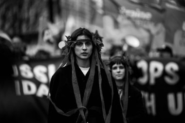 Londra - İngiltere - 2025.02.22 Ukrayna 'nın tam ölçekli işgalinin üçüncü yıldönümü münasebetiyle düzenlenen gösteride bayrakları ve bayrakları olan insanlar