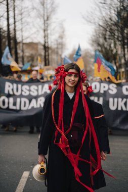 Londra - İngiltere - 2025.02.22 Destekçiler, Rusya 'nın tam ölçekli Ukrayna işgali olarak üçüncü yıldönümü münasebetiyle düzenlenen gösteride