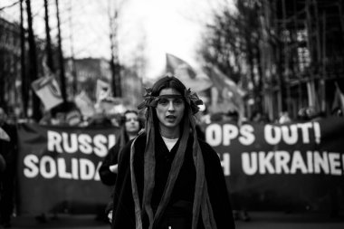 Londra - İngiltere - 2025.02.22 Destekçiler, Rusya 'nın tam ölçekli Ukrayna işgali olarak üçüncü yıldönümü münasebetiyle düzenlenen gösteride