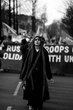 Londra - İngiltere - 2025.02.22 Destekçiler, Rusya 'nın tam ölçekli Ukrayna işgali olarak üçüncü yıldönümü münasebetiyle düzenlenen gösteride