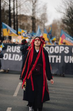 Londra - İngiltere - 2025.02.22 Ukrayna 'nın tam ölçekli işgalinin üçüncü yıldönümü münasebetiyle düzenlenen gösteride bayrakları ve bayrakları olan insanlar