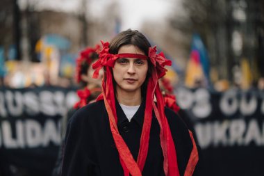 Londra - İngiltere - 2025.02.22 Ukrayna 'nın tam ölçekli işgalinin üçüncü yıldönümü münasebetiyle düzenlenen gösteride bayrakları ve bayrakları olan insanlar