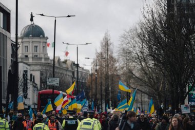 Londra - İngiltere - 2025.02.22 Destekçiler, Rusya 'nın tam ölçekli Ukrayna işgali olarak üçüncü yıldönümü münasebetiyle düzenlenen gösteride