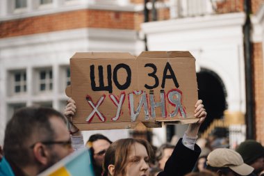 Londra - İngiltere - 2025.02.22 Ukrayna 'nın tam ölçekli işgalinin üçüncü yıldönümü münasebetiyle düzenlenen gösteride bayrakları ve bayrakları olan insanlar