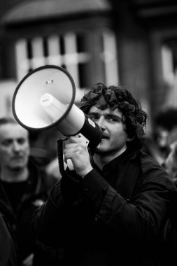 Londra - İngiltere - 2025.02.22 Destekçiler, Rusya 'nın tam ölçekli Ukrayna işgali olarak üçüncü yıldönümü münasebetiyle düzenlenen gösteride