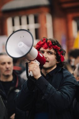 Londra - İngiltere - 2025.02.22 Destekçiler, Rusya 'nın tam ölçekli Ukrayna işgali olarak üçüncü yıldönümü münasebetiyle düzenlenen gösteride