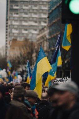 Londra - İngiltere - 2025.02.22 Ukrayna 'nın tam ölçekli işgalinin üçüncü yıldönümü münasebetiyle düzenlenen gösteride bayrakları ve bayrakları olan insanlar