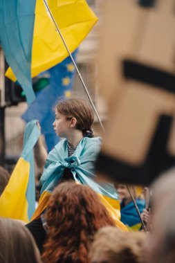 Londra - İngiltere - 2025.02.22 Ukrayna 'nın tam ölçekli işgalinin üçüncü yıldönümü münasebetiyle düzenlenen gösteride bayrakları ve bayrakları olan insanlar