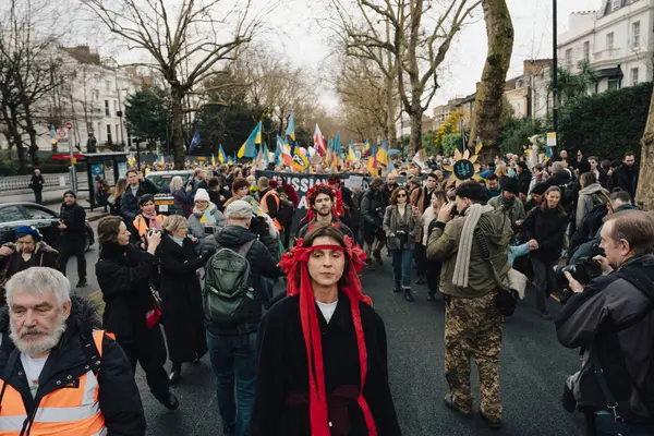 Londra - İngiltere - 2025.02.22 Destekçiler, Rusya 'nın tam ölçekli Ukrayna işgali olarak üçüncü yıldönümü münasebetiyle düzenlenen gösteride
