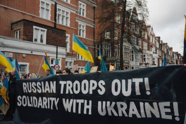 Londra - İngiltere - 2025.02.22 Ukrayna 'nın tam ölçekli işgali olarak Rusya' nın üçüncü yıldönümü münasebetiyle düzenlenen gösteride kalabalık toplandı