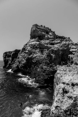 Tavira, Algarve, Portekiz 2025.07.02: Kemerli sütunlar, sallanan bayraklar ve güneşli ana meydanda çağdaş bir taş çeşme ile beyazlatılmış belediye binası                                                   