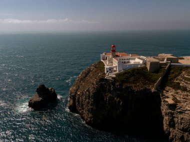 Sagres, Algarve, Portekiz 2025.07.03 Cape St. Vincent deniz fenerinin insansız hava aracı Atlantik Okyanusu 'nun yukarısındaki engebeli uçurumlarda kırmızı kubbeli.. 