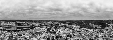 Silves, Algarve, Portekiz 2025.07.04 Tek Renkli İnsansız Hava Aracı, Silves 'in katedrali, ortaçağ şatosu, çatıları, nehri ve kırsal tepeleri.. 