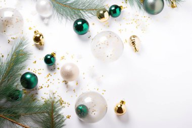 Noel süslemeleri konsepti. Kardaki çam dallarının altın yeşili şeffaf yıldız süslemeleriyle en üstteki fotoğrafı.