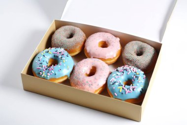 Beyaz arka planda çikolata kremalı lezzetli çörekler.