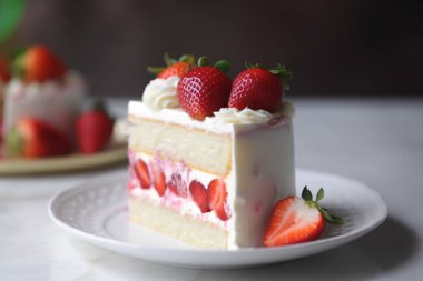 Açık beyaz ve açık bej yapay zeka tarzında çilekli bir dilim çilekli pasta.