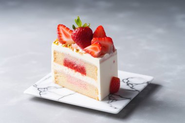 Açık beyaz ve açık bej yapay zeka tarzında çilekli bir dilim çilekli pasta.