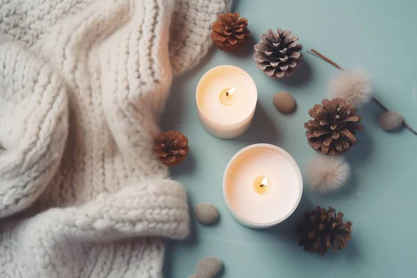 冬季构图的照片点亮了蜡烛 白色针织毛衣松果和茴香在苍白的背景Ai — 图库照片