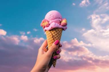 Güneşli gökyüzünde elinde pembe bir dondurma külahı tutan bir kişi, gür renklerde, göz alıcı bir kompozisyonda.
