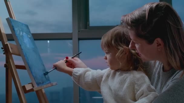 Matka Uczy Maluszka Jak Rysować Obrazy Olejne Rysunek Razem Mamusią — Wideo stockowe