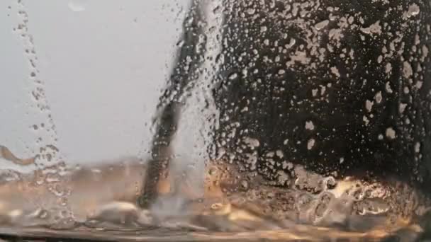 Het Vullen Van Water Een Glazen Vat Van Dichtbij Kokend — Stockvideo