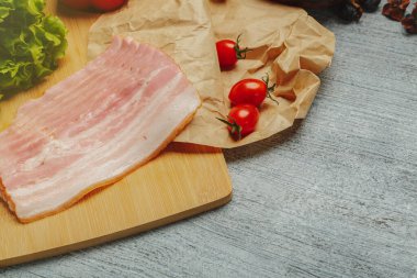 Sebze ve salatayla dilimlenmiş domuz jambonu, öğle yemeği veya kahvaltı hazırlamak için. Etseverler lezzetli bir sandviç yapmak için malzemeler.