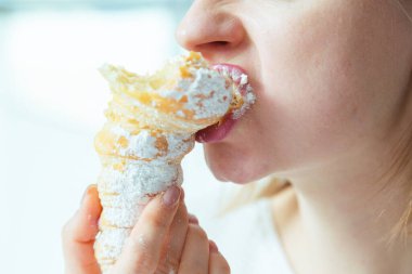 Kadınların ağızlarının kremalı hamur işi yediği diyet bittiği, şeker bağımlısı olduğu yakın plan. Sağlıksız yemek, dişle ilgili bir sorun..