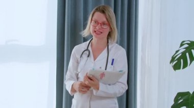 Bir doktor hastasıyla konuşuyor ve bazı notlar alıyor. Aşırı kilolu insanlara yardım etmeye çalışan bir beslenme uzmanı. Pozitif doktor konuşuyor. 