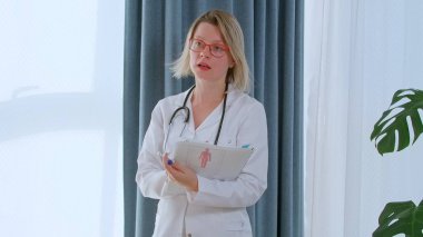 Bir doktor hastasıyla konuşuyor ve bazı notlar alıyor. Aşırı kilolu insanlara yardım etmeye çalışan bir beslenme uzmanı. Pozitif doktor konuşuyor. 