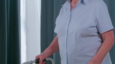 Evde travma geçiren ve ona yardım edecek özel destek çerçevesi olan yaşlı bir kadın. Ayak bilekleriyle ilgili bir sağlık sorunu, kronik bir hastalık..