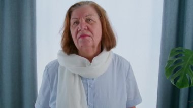 Yaşlı bir kadın yüzüne dokundu ve kaç tane kırışıklığı olduğunu değerlendirdi. Emeklilikten sonra yaşlanma süreci, tekrar güzel olmak için ameliyata hazırlanma. 