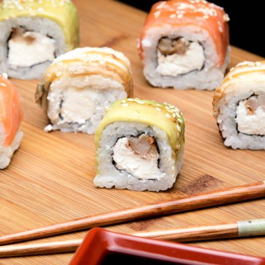 Somon ve karidesli gökkuşağı suşi rulosu, öğle yemeğinde lezzetli atıştırmalıklar. Japon geleneksel yemeği. 