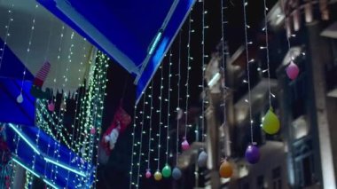 Sokaklardaki Noel süsleri, ışıklar ve balolar, kutlama hazırlıkları. İyi tatiller.