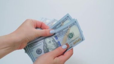 Kadın eli, kağıt para ve nakit para sayıyor. Yüksek kalite 4k görüntü