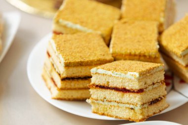 Porsiyonları servis etmek için dilimlenmiş ballı pasta. Şeker bağımlıları için sağlıksız bir öğle yemeği. Çevrimiçi ders tarifi şablonu