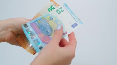 Avro kağıdı paralarını sayan, kira temasını ödeyen ev kredisi ödeyen kadınların yakın çekimleri. Vergi ödeme teması