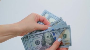 Kadın eli, kağıt para ve nakit para sayıyor. Yüksek kalite 4k görüntü