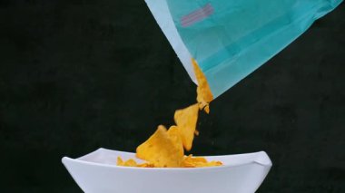 Tabağa cips düşmesi, öğle yemeği hazırlığı, sağlıksız atıştırma. Sen diyetteyken yasaklanan yiyecekler.
