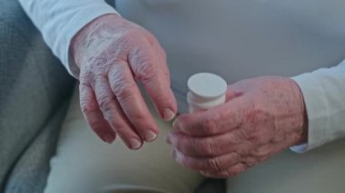 Titreme ve bir şişe hapla bir kadının ellerine yaklaş. Hapları almasına yardım eden bir adam. Yüksek kalite 4k görüntü