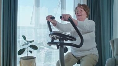 Evde bisiklet eğitmeni eğitimi alan yaşlı bir kadın emeklilikten sonra sağlıklı bir yaşam sürüyor. Rekreasyon