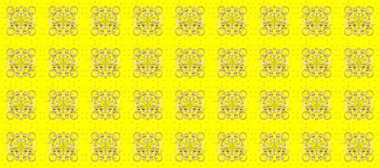 Sarı ve bej renklerde altın elementlerle pürüzsüz bir desen. Şam tasarım için kusursuz desen.